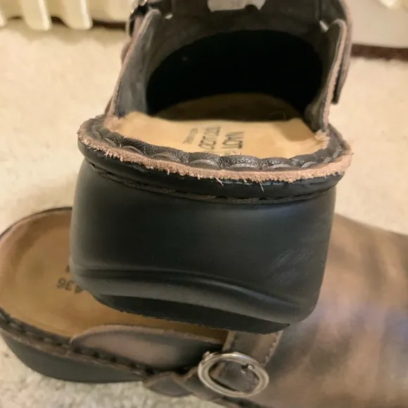 NAOT ASTER WOMENS LEATHER CLOGS