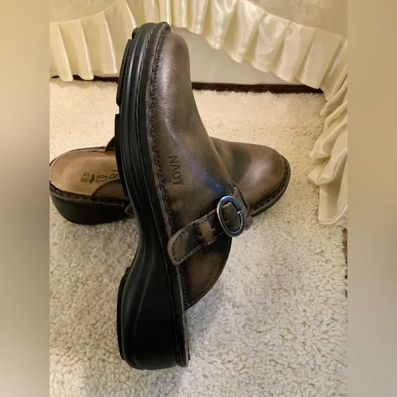 NAOT ASTER WOMENS LEATHER CLOGS