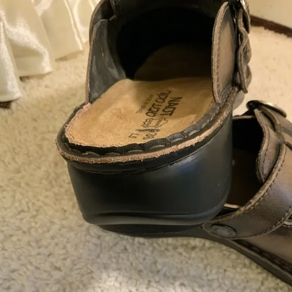 NAOT ASTER WOMENS LEATHER CLOGS