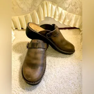 NAOT ASTER WOMENS LEATHER CLOGS