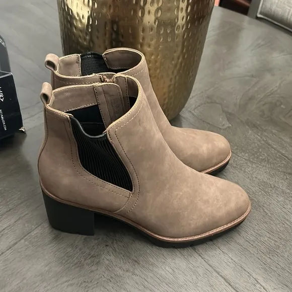 NATURALIZER Madalynn-Gore Lug Sole Booties