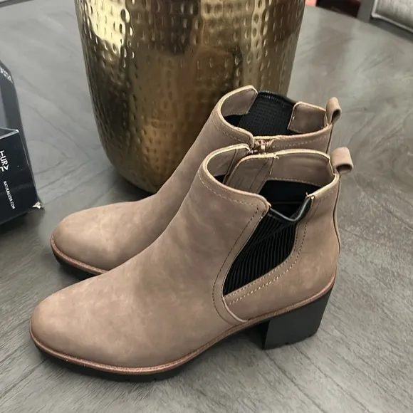 NATURALIZER Madalynn-Gore Lug Sole Booties