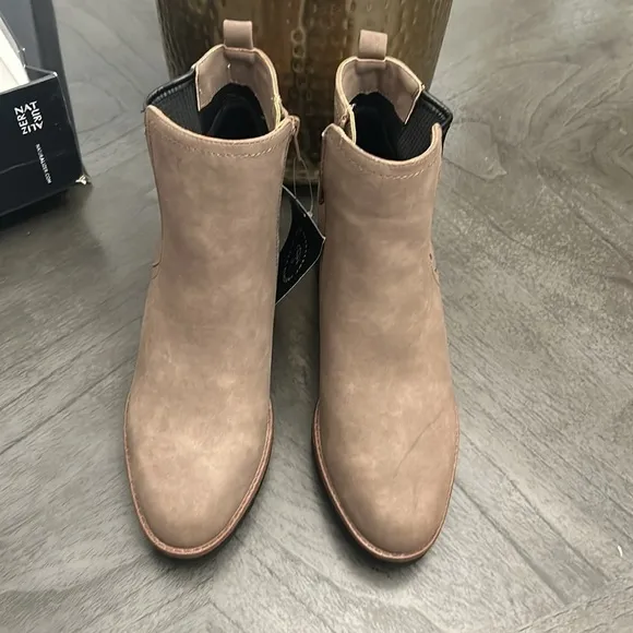 NATURALIZER Madalynn-Gore Lug Sole Booties