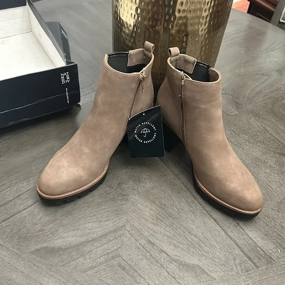 NATURALIZER Madalynn-Gore Lug Sole Booties