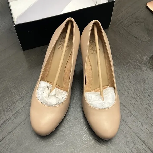 Naturalizer Michelle Leather Low Platform Pumps (WIDE)
