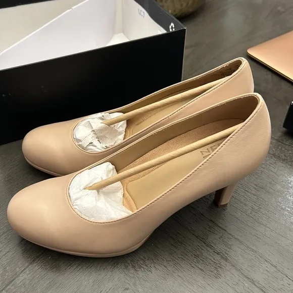 Naturalizer Michelle Leather Low Platform Pumps (WIDE)