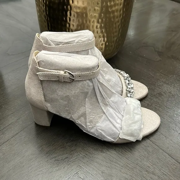 Naturalizer Vera Dress Sandal in Silver (WIDE)