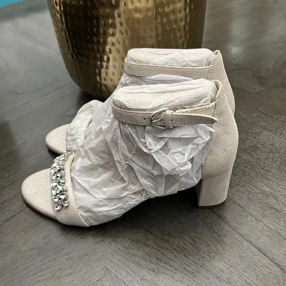 Naturalizer Vera Dress Sandal in Silver (WIDE)
