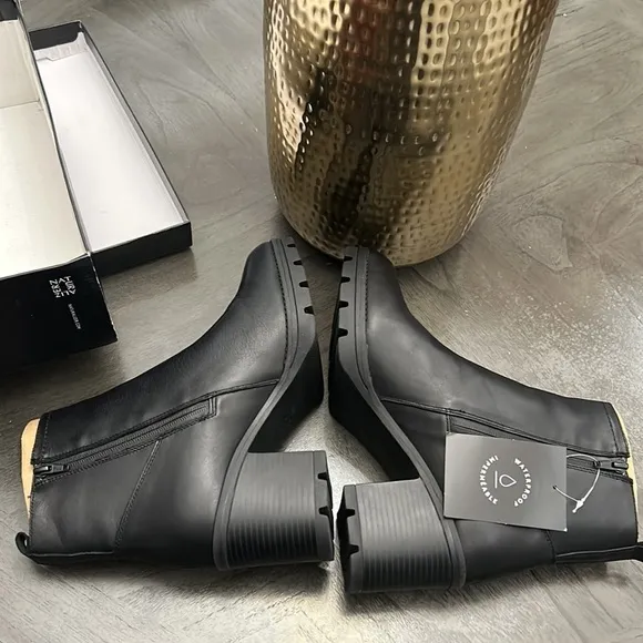 NATURALIZER Verney Waterproof Lug Sole Booties