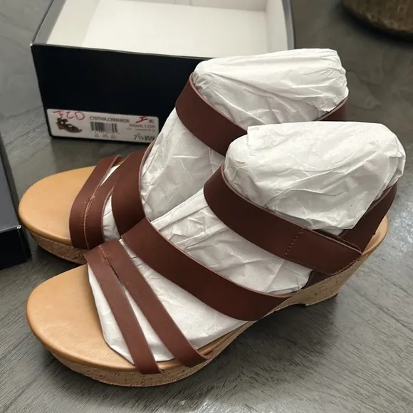 Naturalizer Women's Cynthia Wedge Sandal (WIDE)