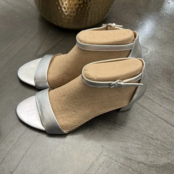 Naturalizer Women's Vera Dress Sandal Silver (WIDE)