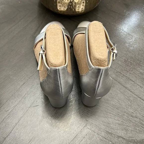 Naturalizer Women's Vera Dress Sandal Silver (WIDE)