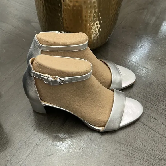 Naturalizer Women's Vera Dress Sandal Silver (WIDE)