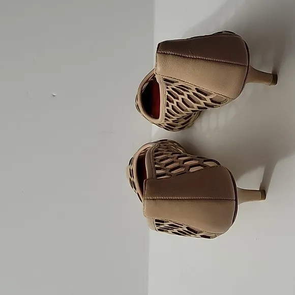 New and Unworn Nude Leather Charles Jourdan Kitten Heels Size 6