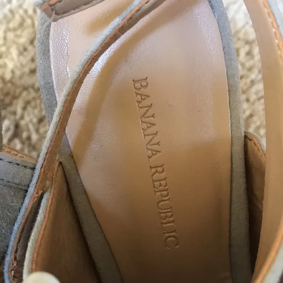 New! Banana Republic suede taupe wrap slingback heels. SZ 7 .