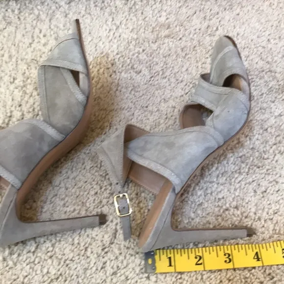 New! Banana Republic suede taupe wrap slingback heels. SZ 7 .