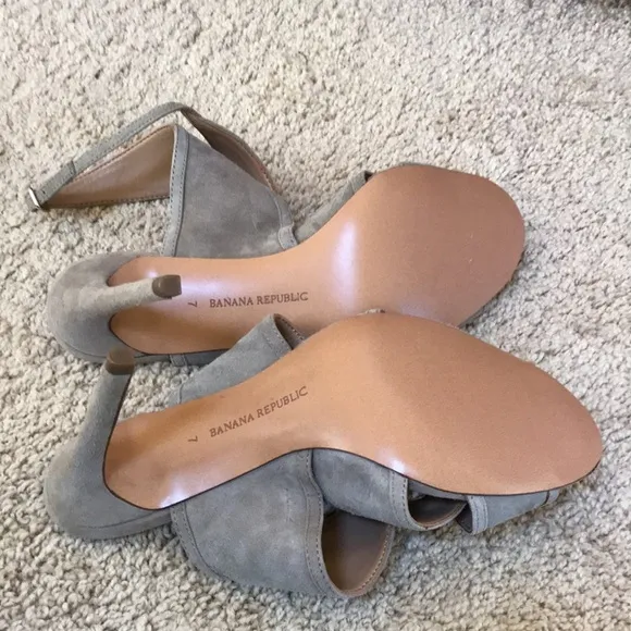 New! Banana Republic suede taupe wrap slingback heels. SZ 7 .