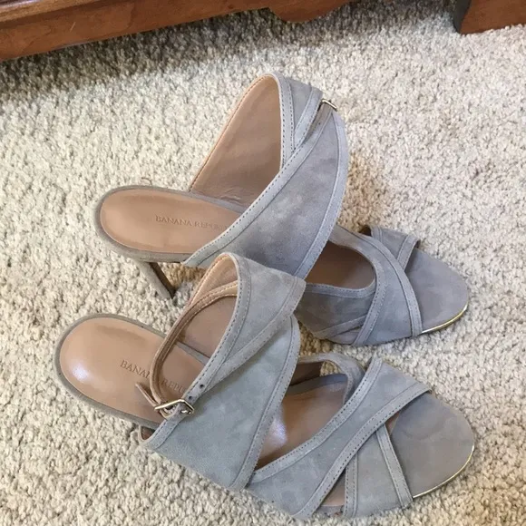 New! Banana Republic suede taupe wrap slingback heels. SZ 7 .