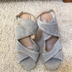 New! Banana Republic suede taupe wrap slingback heels. SZ 7 .