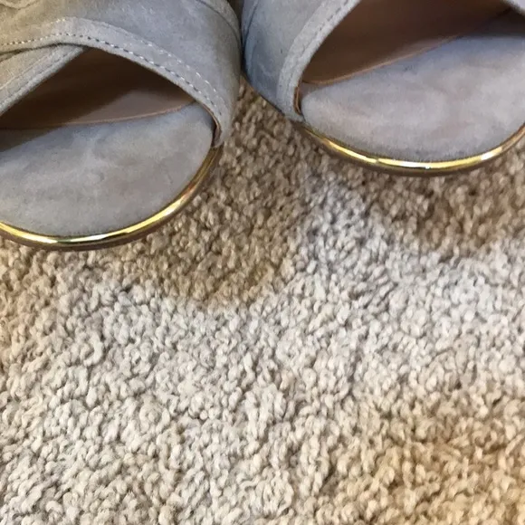 New! Banana Republic suede taupe wrap slingback heels. SZ 7 .