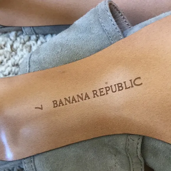 New! Banana Republic suede taupe wrap slingback heels. SZ 7 .
