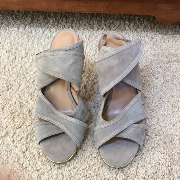 New! Banana Republic suede taupe wrap slingback heels. SZ 7 .