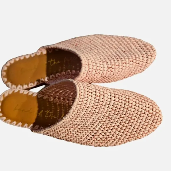 NEW! BAND OF THE FREE Skate Pink Raffia Flat Mules 6.