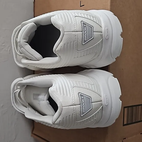 *New* Brooks Addiction Walker V-Strap 2 Shoe