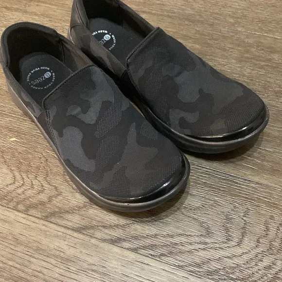 NEW Bzees Jitterbug Women's Flats &amp; Oxfords Black Size 9.5 washable sneakers
