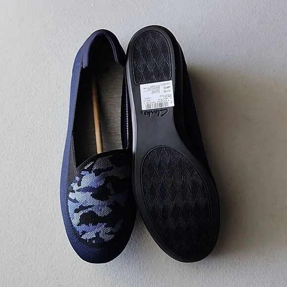 New in box Clarks Carly Star Shoe in Navy, Size 7.5 Wide