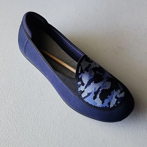 New in box Clarks Carly Star Shoe in Navy, Size 7.5 Wide