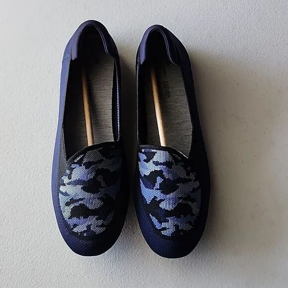 New in box Clarks Carly Star Shoe in Navy, Size 7.5 Wide