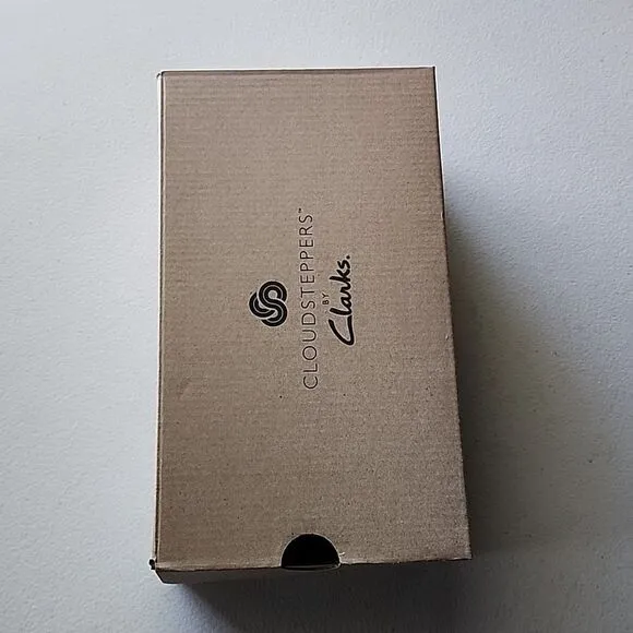 New in box Clarks Carly Star Shoe in Navy, Size 7.5 Wide