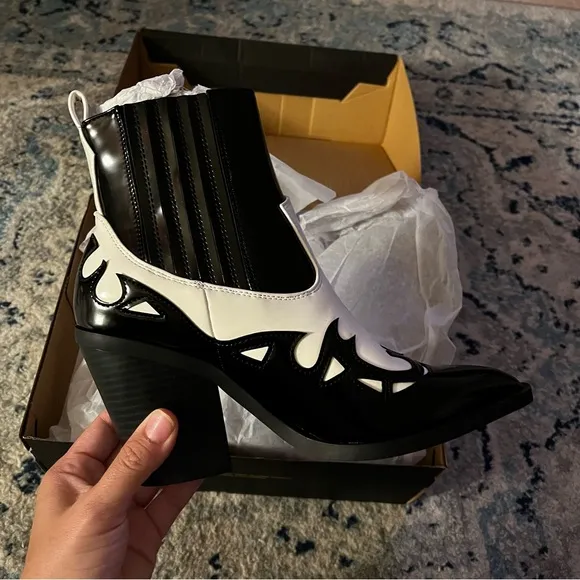 New JustFab Faye Western color block patent leather cowgirl ankle boots Size 7