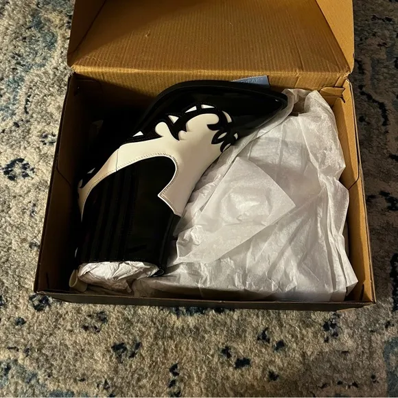 New JustFab Faye Western color block patent leather cowgirl ankle boots Size 7