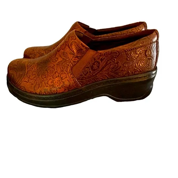 New Klogs Footwear Naples Brown Tooled Leather Slip-Ons, size 9 Wide