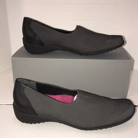 New‎ MUNRO Traveler style Slip On