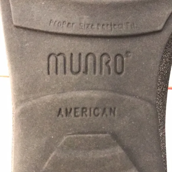 New‎ MUNRO Traveler style Slip On