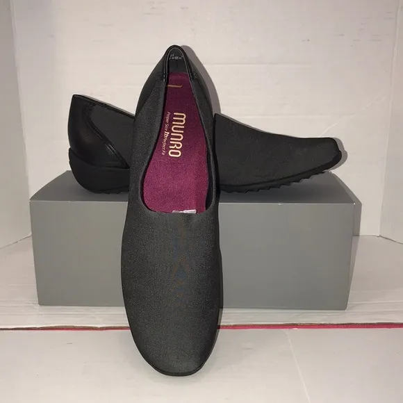 New‎ MUNRO Traveler style Slip On