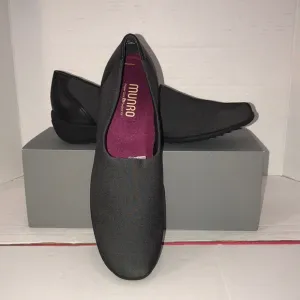 New‎ MUNRO Traveler style Slip On