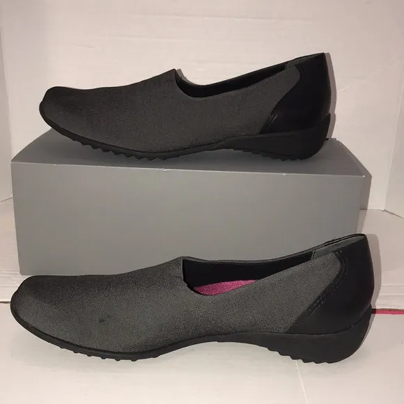 New‎ MUNRO Traveler style Slip On