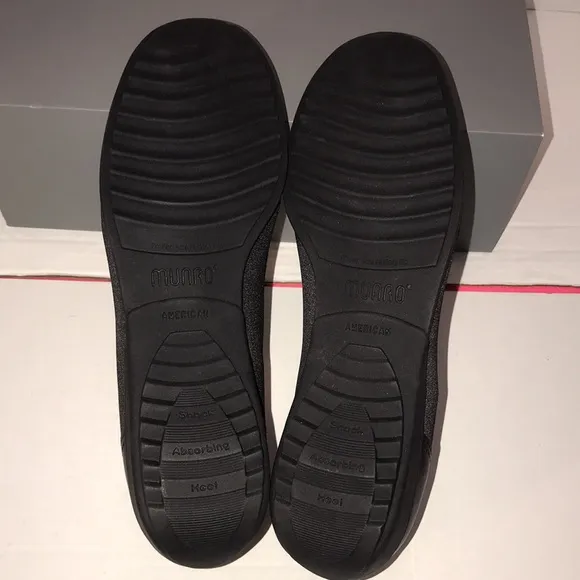 New‎ MUNRO Traveler style Slip On