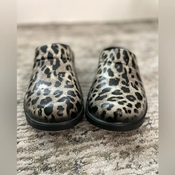 New OOFOS OOcloog Womens Size 8 Luxe Leopard Print Recovery Comfort Mule Clogs