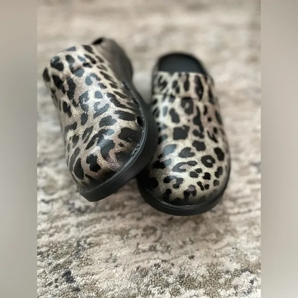 New OOFOS OOcloog Womens Size 8 Luxe Leopard Print Recovery Comfort Mule Clogs