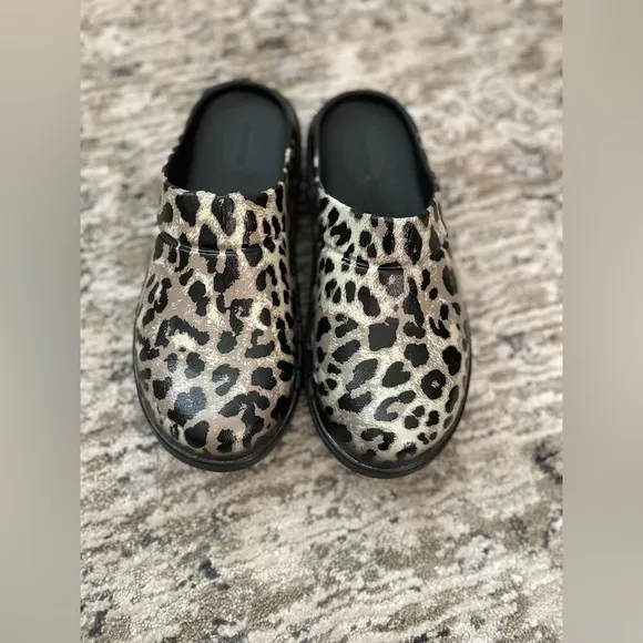 New OOFOS OOcloog Womens Size 8 Luxe Leopard Print Recovery Comfort Mule Clogs