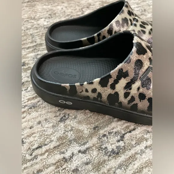 New OOFOS OOcloog Womens Size 8 Luxe Leopard Print Recovery Comfort Mule Clogs