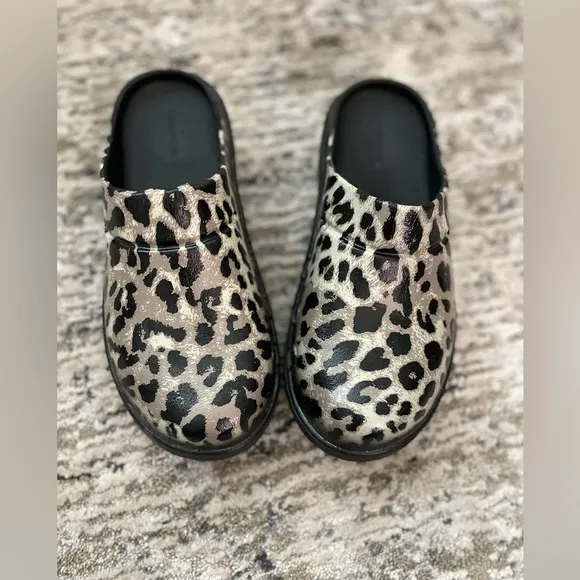 New OOFOS OOcloog Womens Size 8 Luxe Leopard Print Recovery Comfort Mule Clogs