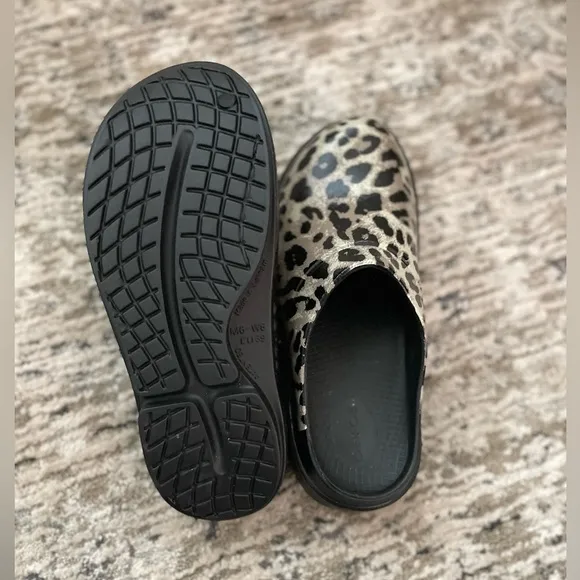 New OOFOS OOcloog Womens Size 8 Luxe Leopard Print Recovery Comfort Mule Clogs