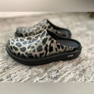 New OOFOS OOcloog Womens Size 8 Luxe Leopard Print Recovery Comfort Mule Clogs