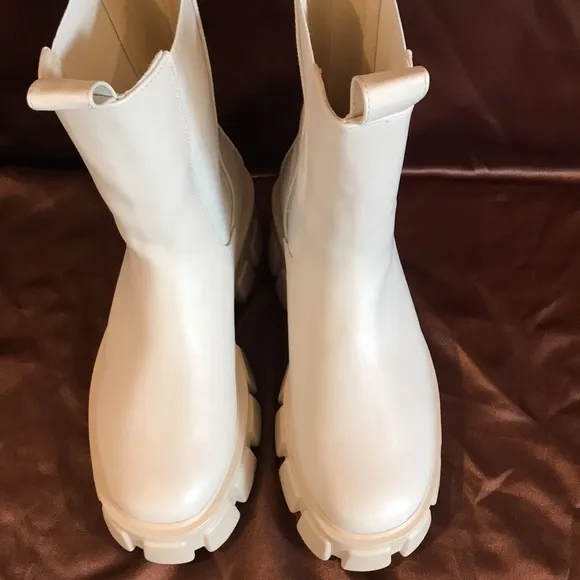 NEW Pretty Little Thing Cream Chunky extreme cleated Chelsea ankle boots 6.5 - 7